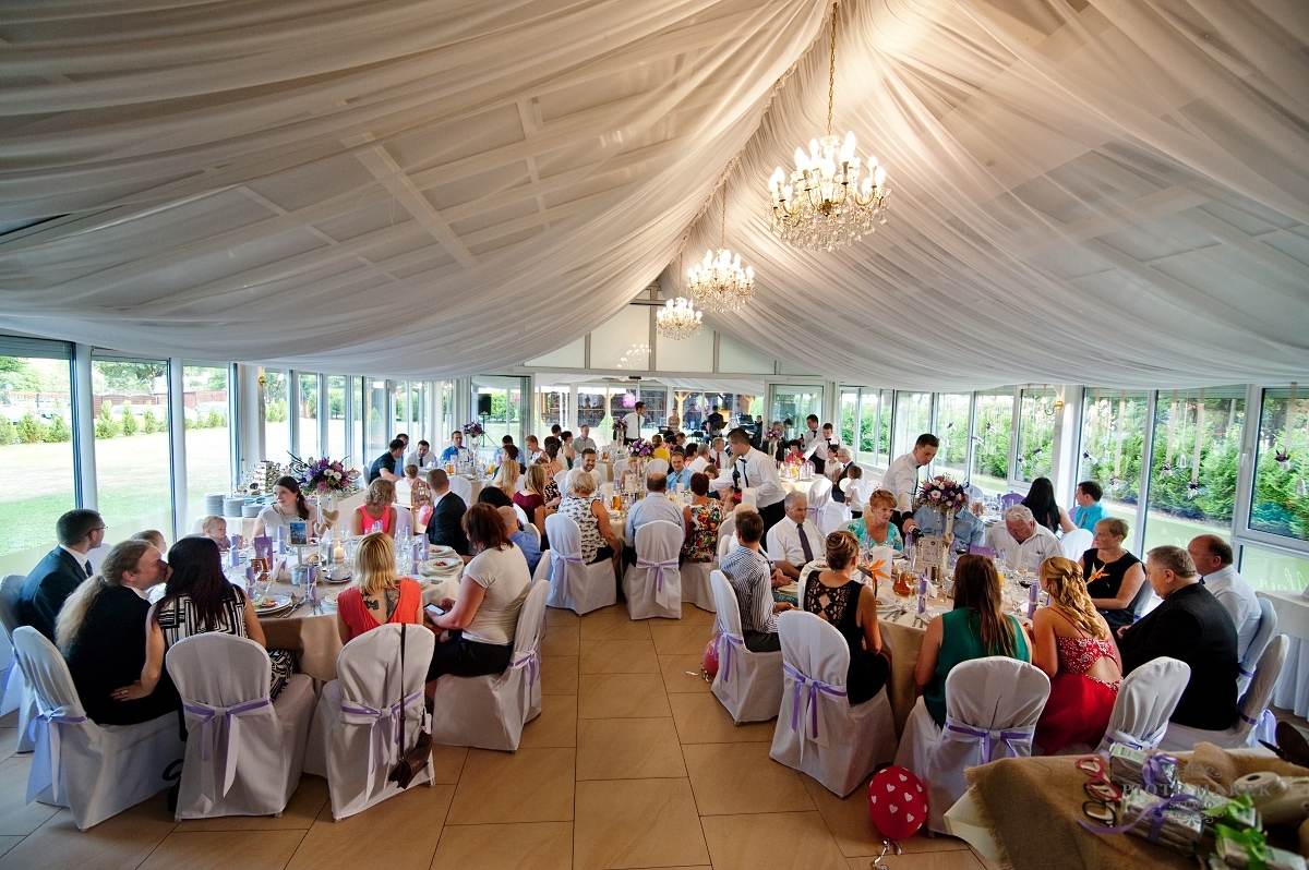 zdjęcia ślubne rybnik - Goście siedzą przy stołach