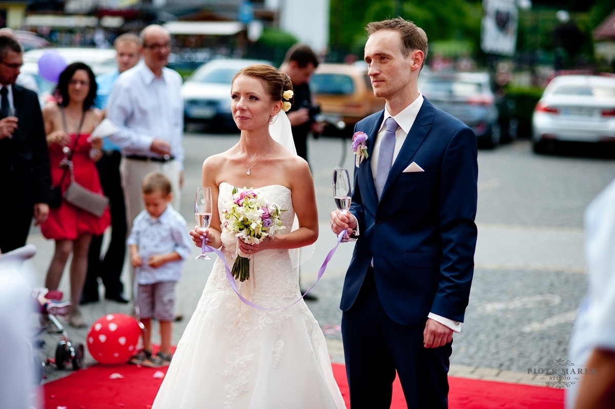 zdjęcia ślubne rybnik - Goście mile witają młodą parę
