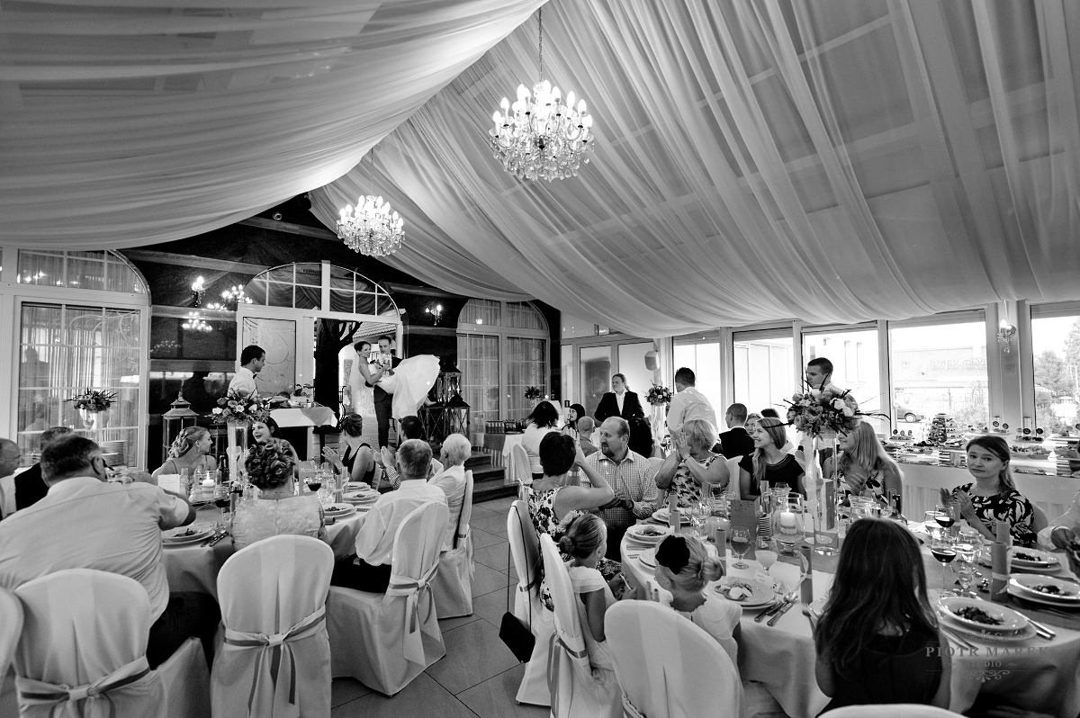zdjęcia ślubne rybnik - Goście siedzą przy stołach
