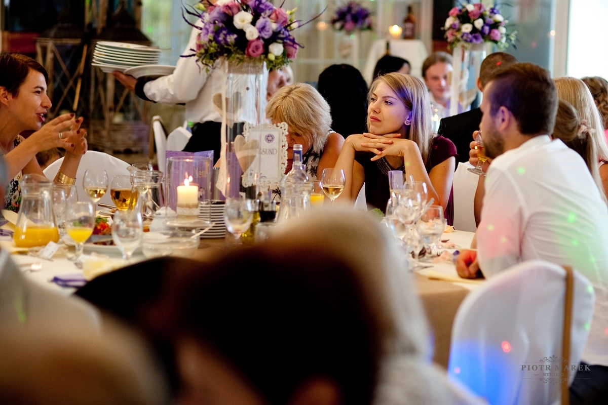 fotograf ślubny rybnik - Goście siedzą przy stole