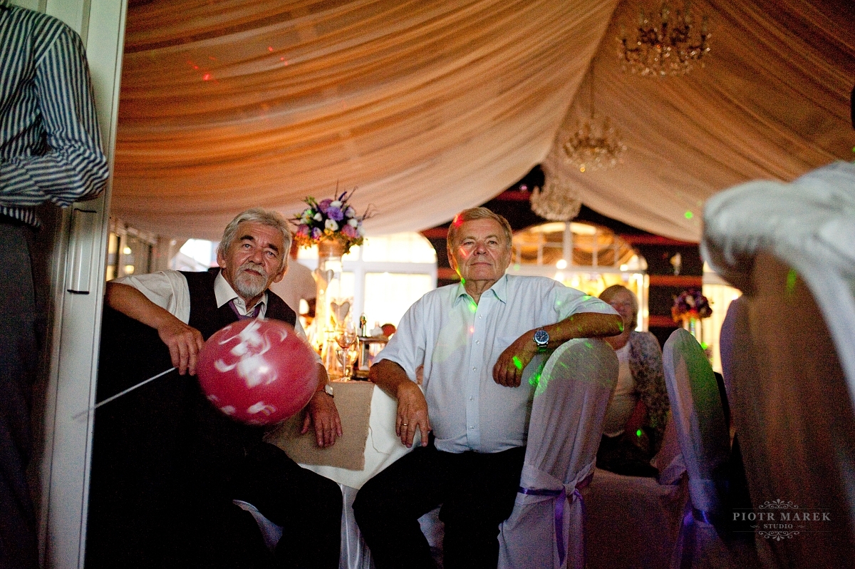 fotograf ślubny śląsk - Goście świetnie się bawią