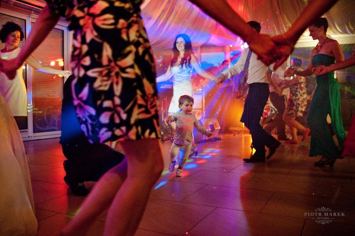 zdjęcia ślubne rybnik - Goście bawią się w najlepsze