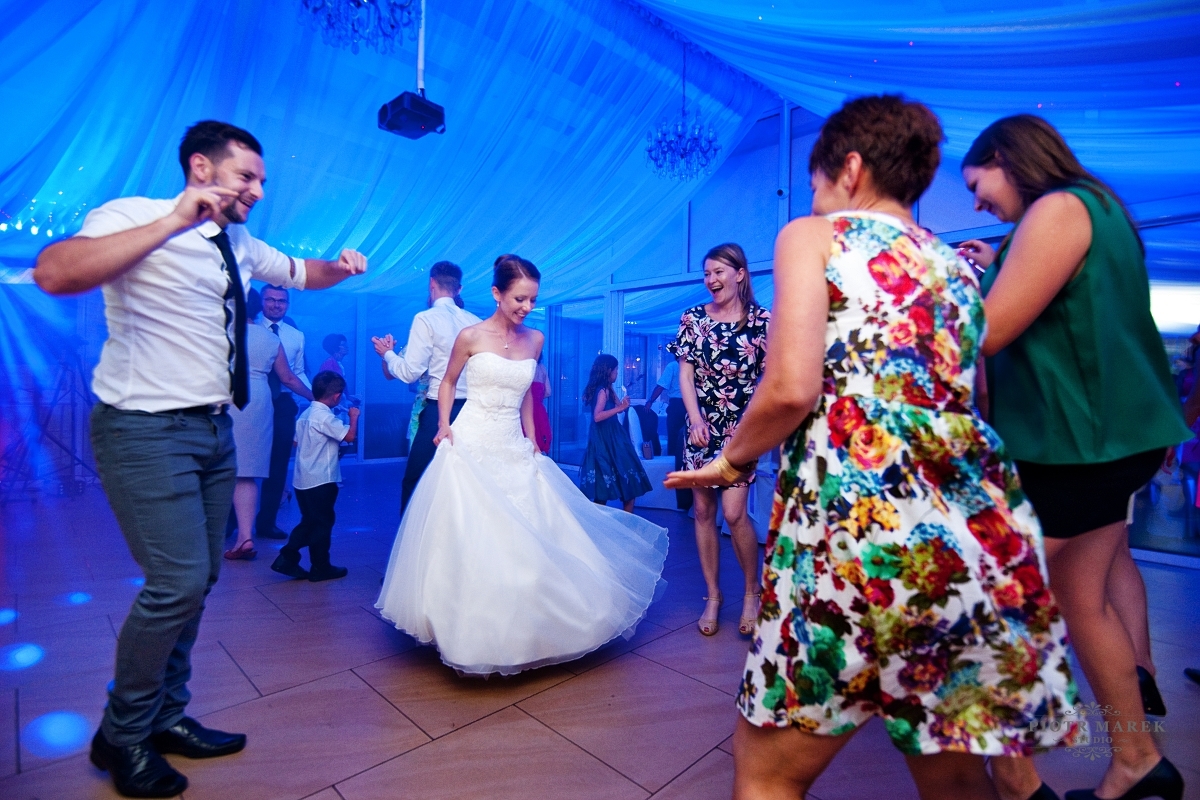 fotografia ślubna zabrze - Taniec w kółku