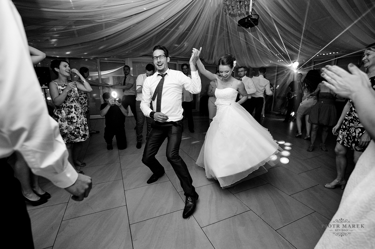 fotografia ślubna śląsk - Taniec z młodą panią