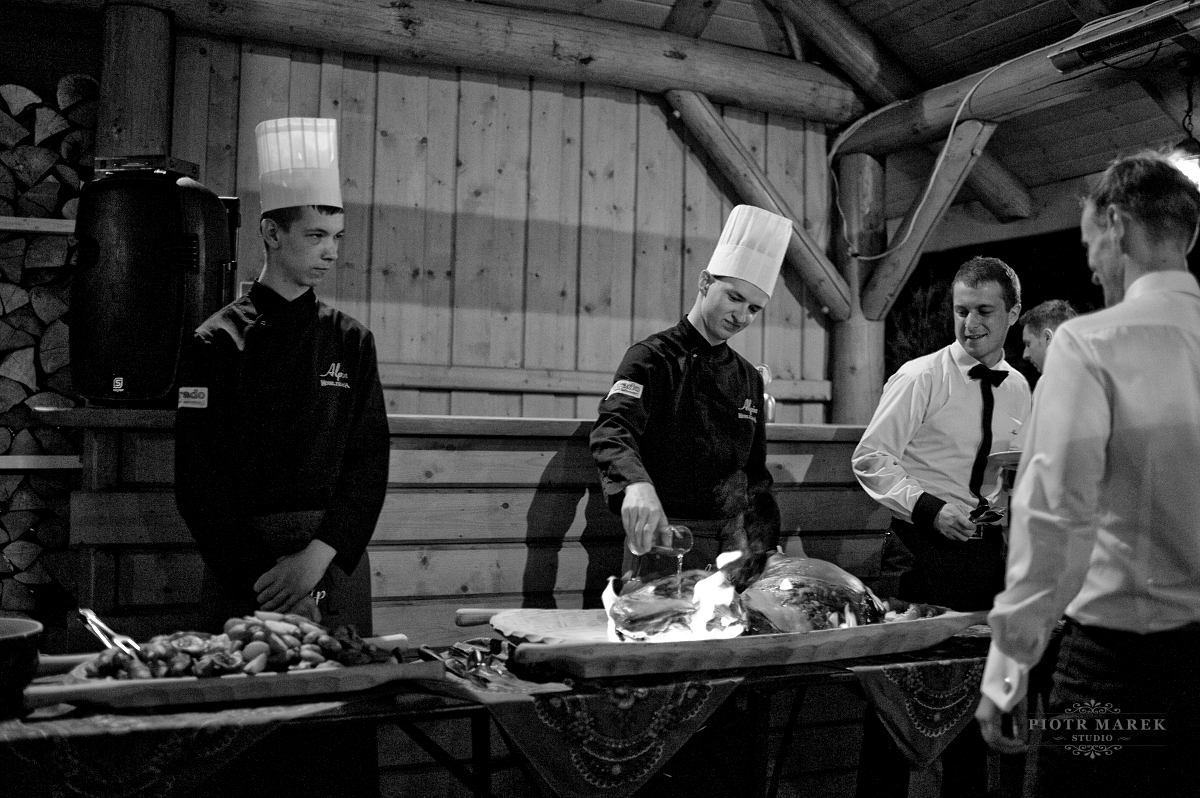 fotograf ślubny śląsk - Kucharze gotują wspaniałe potrawy