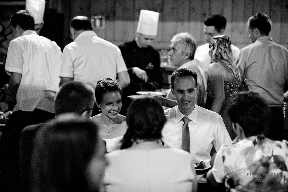 fotografia ślubna sosnowiec - Wszyscy spożywają wspólnie posiłek