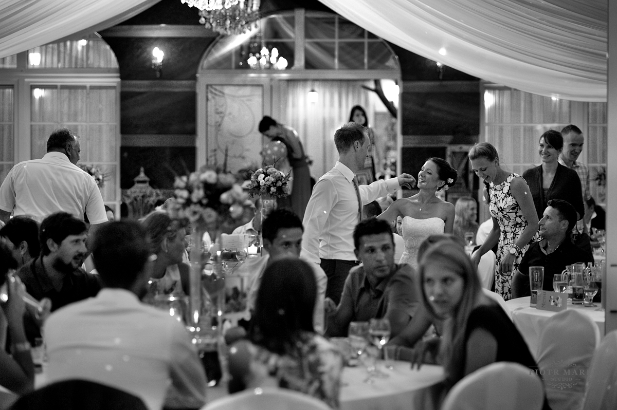 fotografia ślubna rybnik - Goście konwersują ze sobą