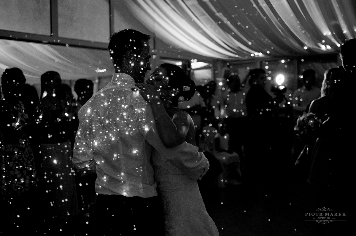 fotograf ślubny śląsk - Nowożency tańczą w świetle gwiazd