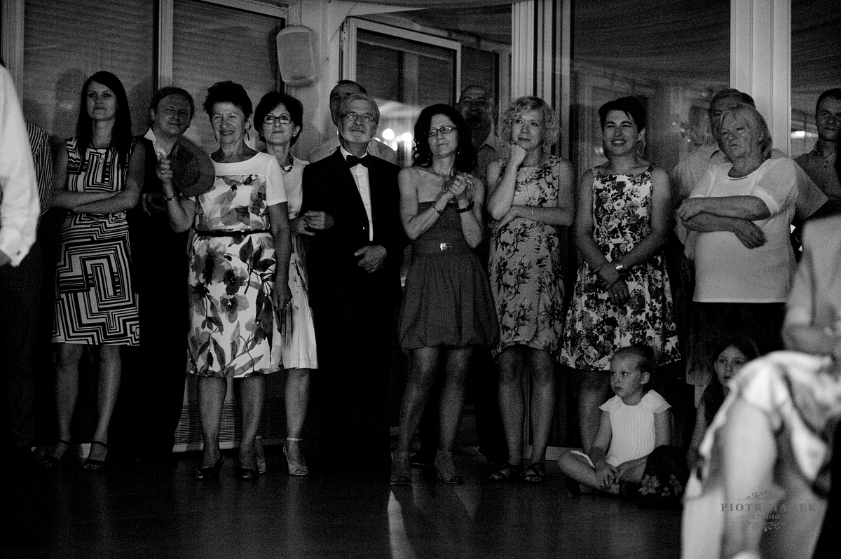 fotografia ślubna sosnowiec - Rodzina stoi i bije brawa
