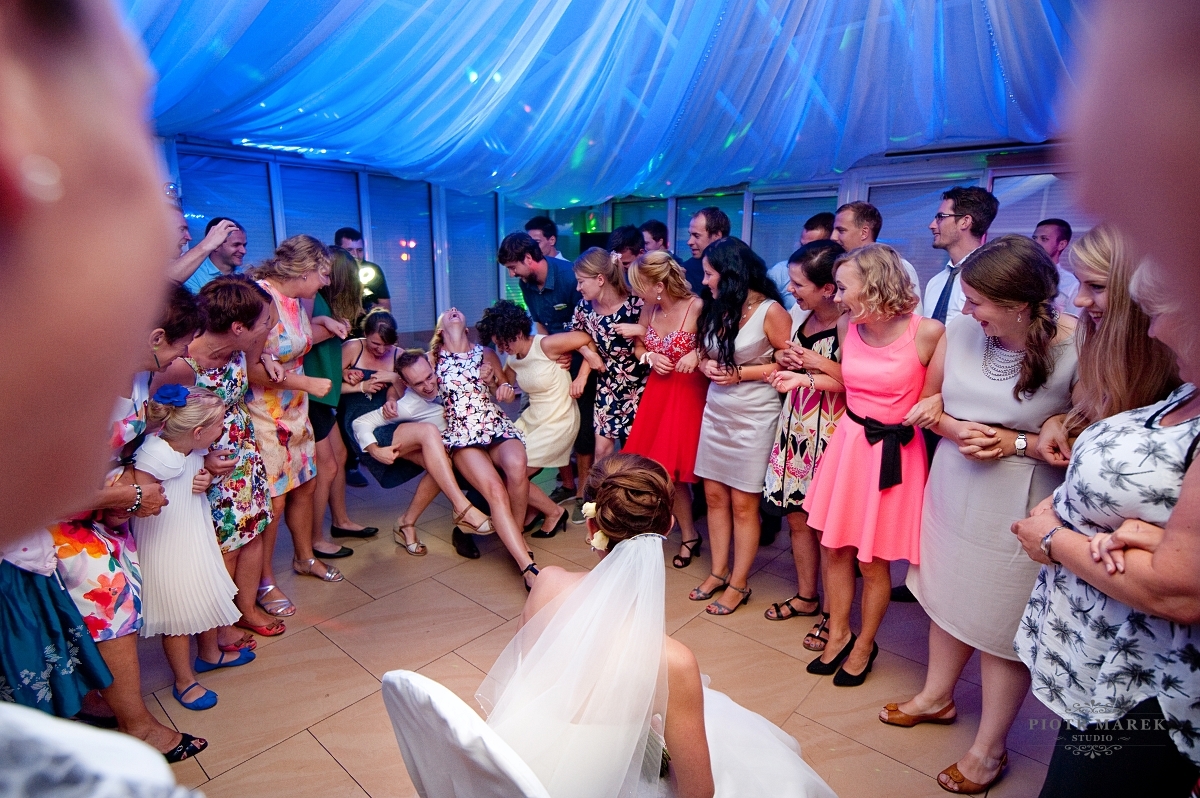 fotografia ślubna zabrze - Goście zbierają się kołko