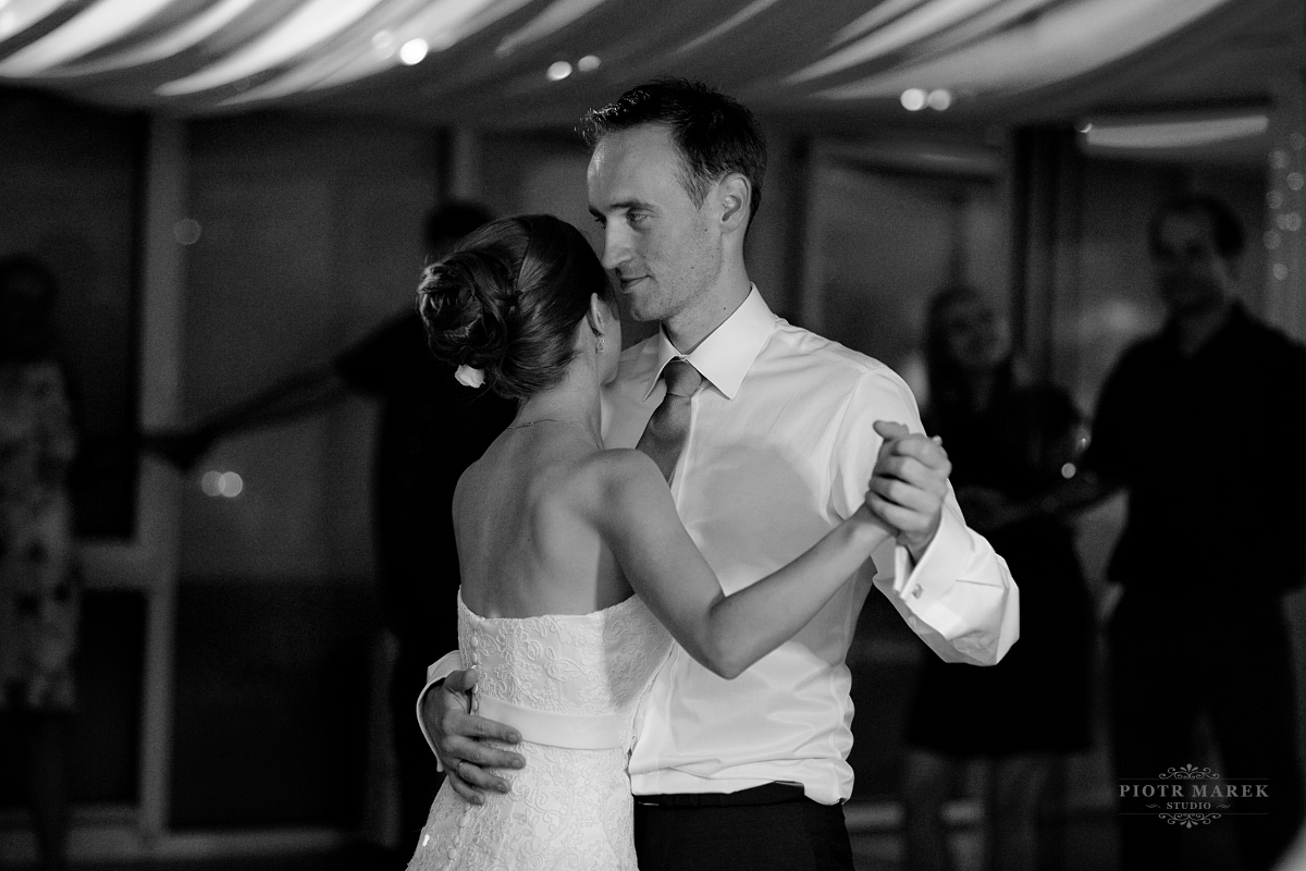 fotografia ślubna rybnik - Mloda para odbywa taniec