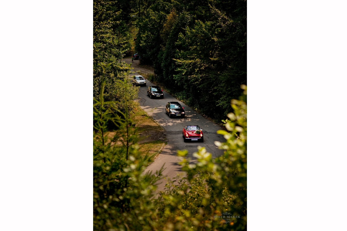 fotografia ślubna rybnik - Samochody jadą do kościoła