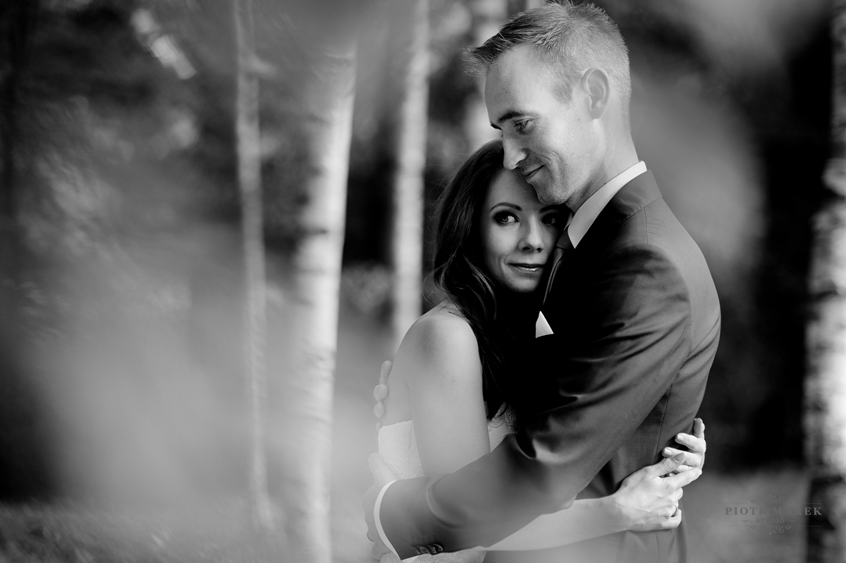 fotografia ślubna zabrze - Mąż obejmuje żonę