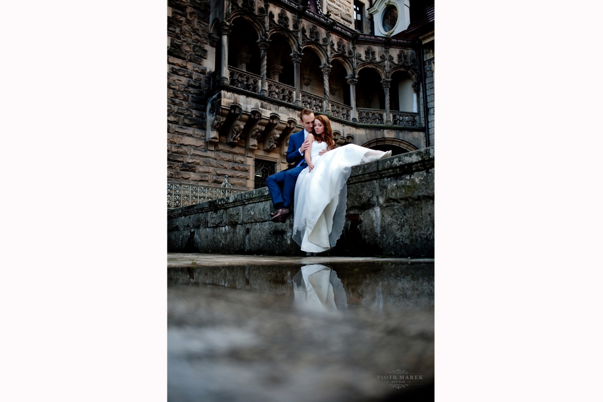 fotograf ślubny rybnik - Nowożeńcy siedzą na murze