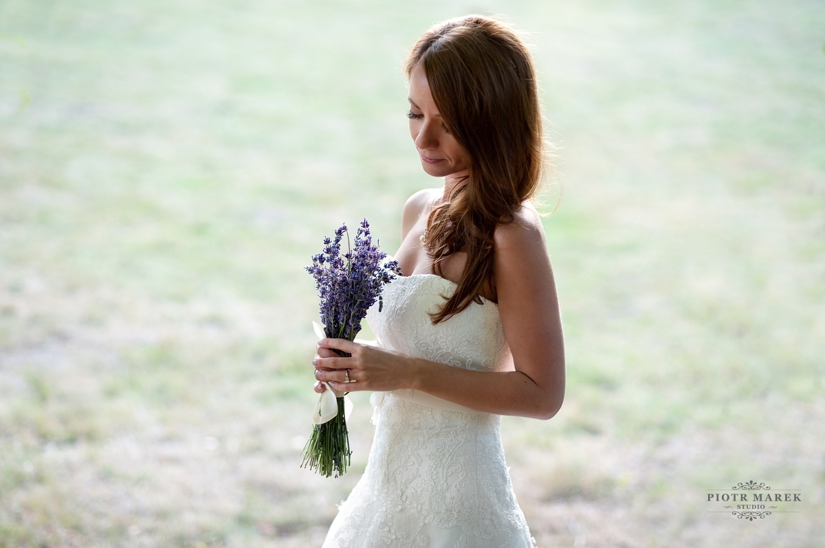 fotografia ślubna gliwice - Młoda pani trzyma w rękach bukiecik lawendy