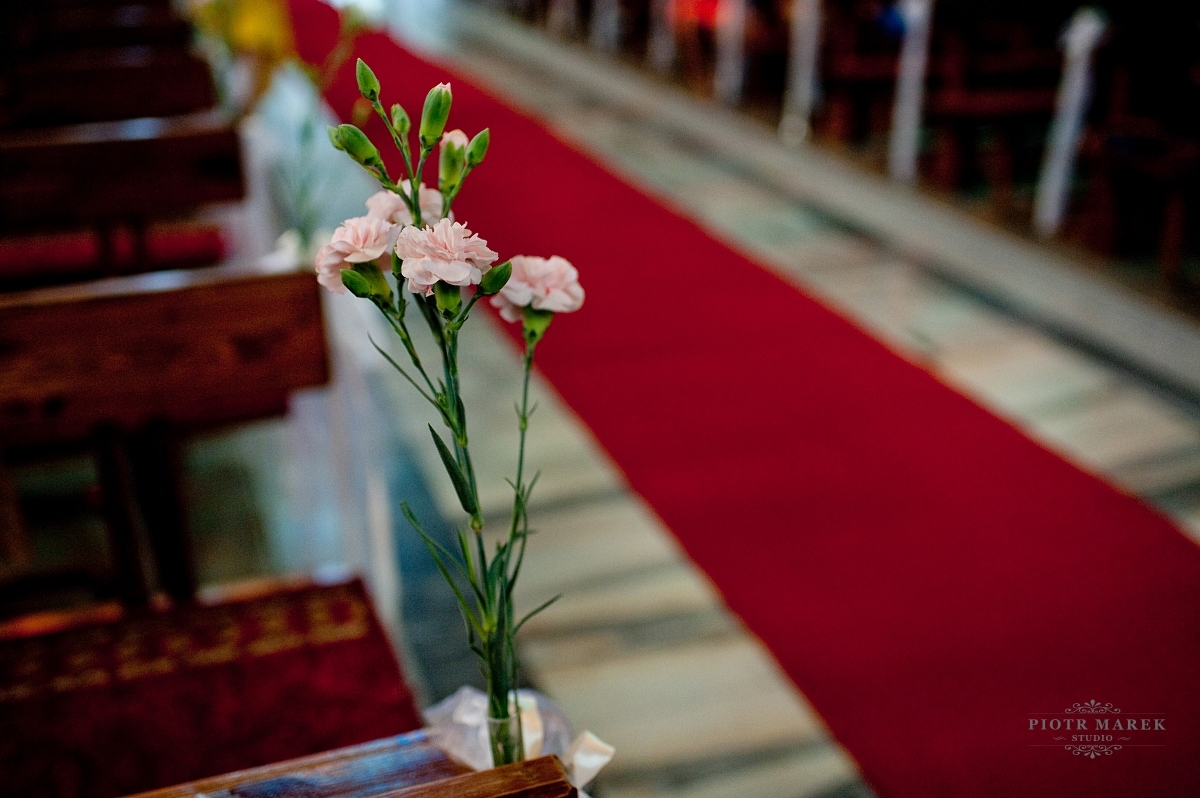 fotograf ślubny śląsk - Ołtarz przystojony kwiatami