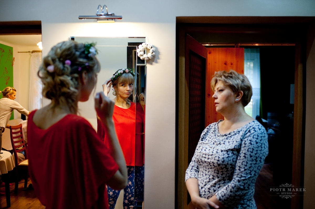 fotografia ślubna śląsk - Kobieta poprawia swoją fryzurę