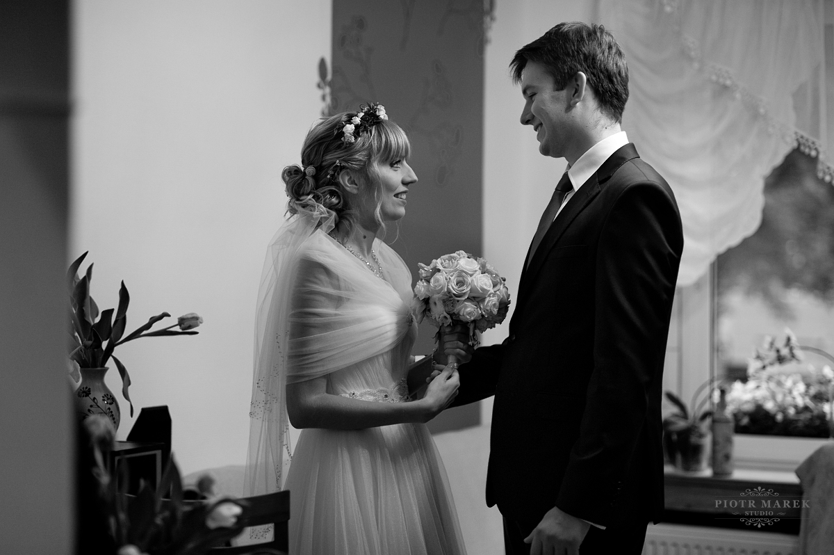 zdjęcia ślubne rybnik - Pan młody przekazuje bukiet pani młodej