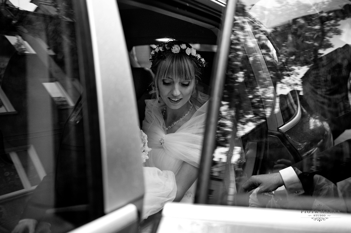 zdjęcia ślubne rybnik - Młoda pani wychodzi z samochodu