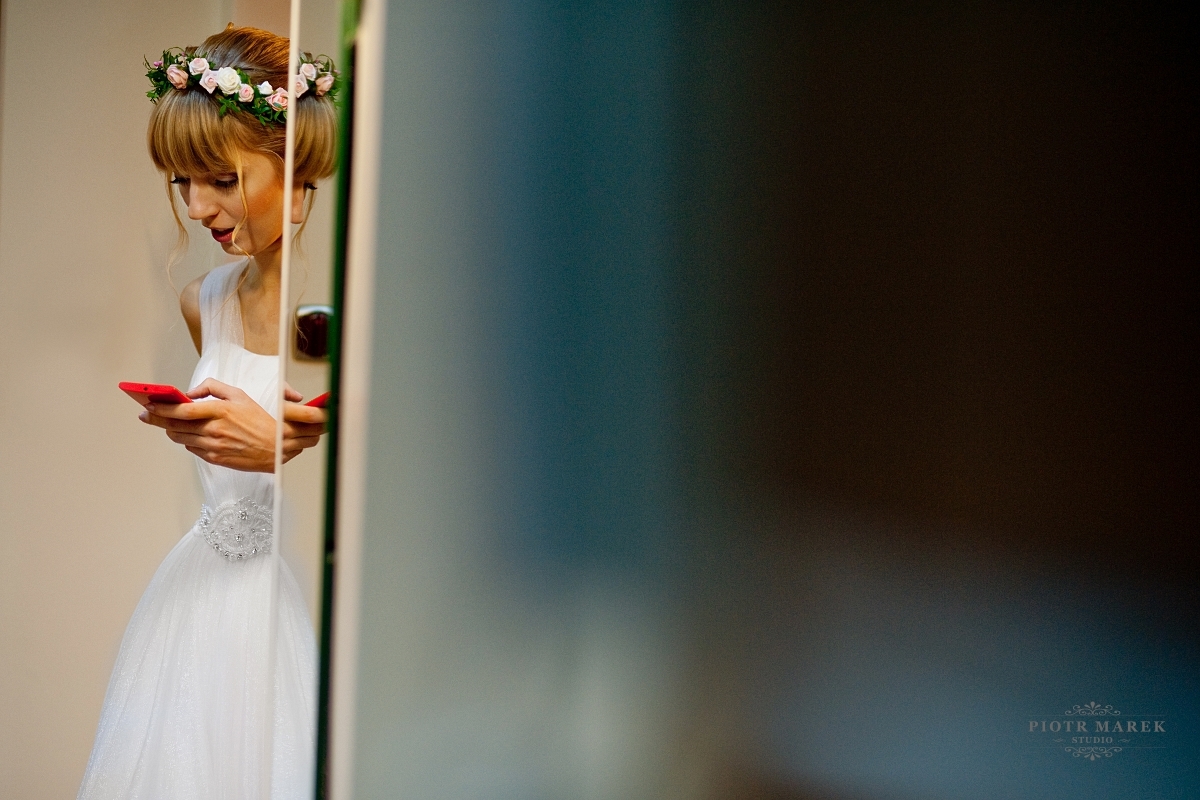 fotografia ślubna rybnik - Pani mloda sprawdza telefon