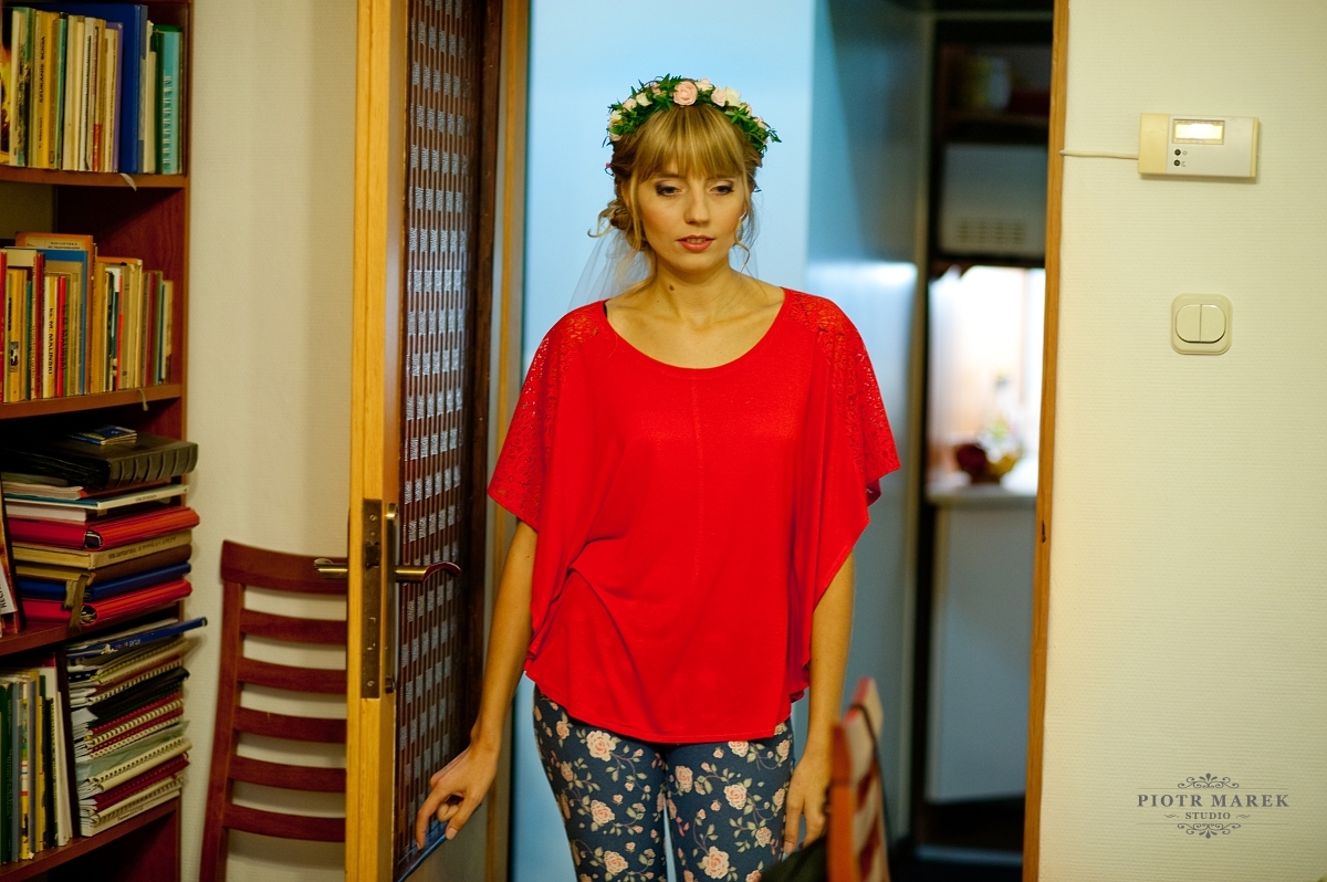 fotografia ślubna sosnowiec - Młoda pani udaje się na wykonanie makijażu