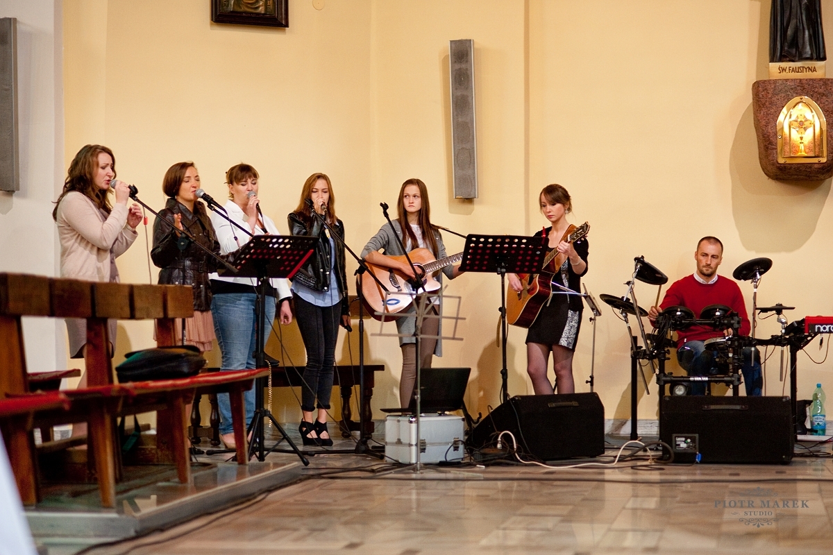 fotografia ślubna zabrze - Zespół tworzy oprawę muzyczną