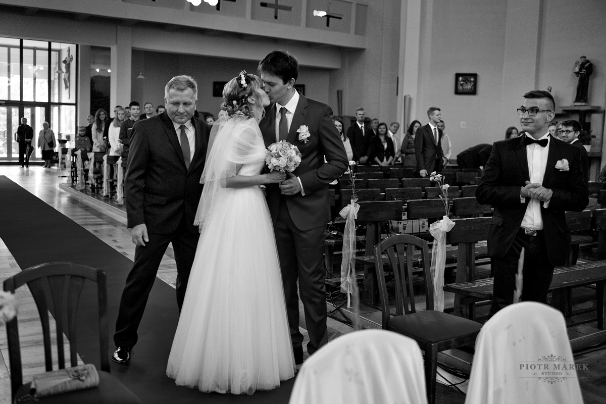 fotografia ślubna rybnik - Pan młody całuje pannę młodą