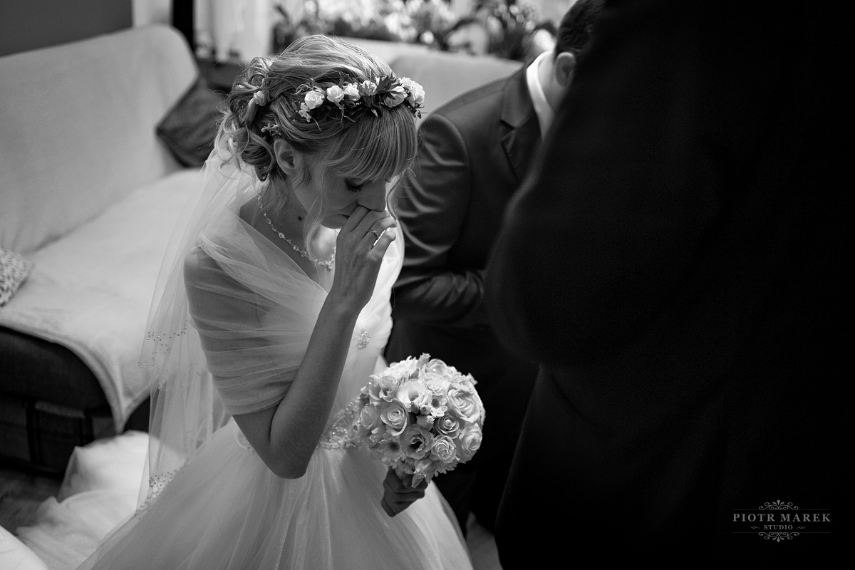 fotografia ślubna gliwice - Rodzice dają blogoslawienstwo młodej parze