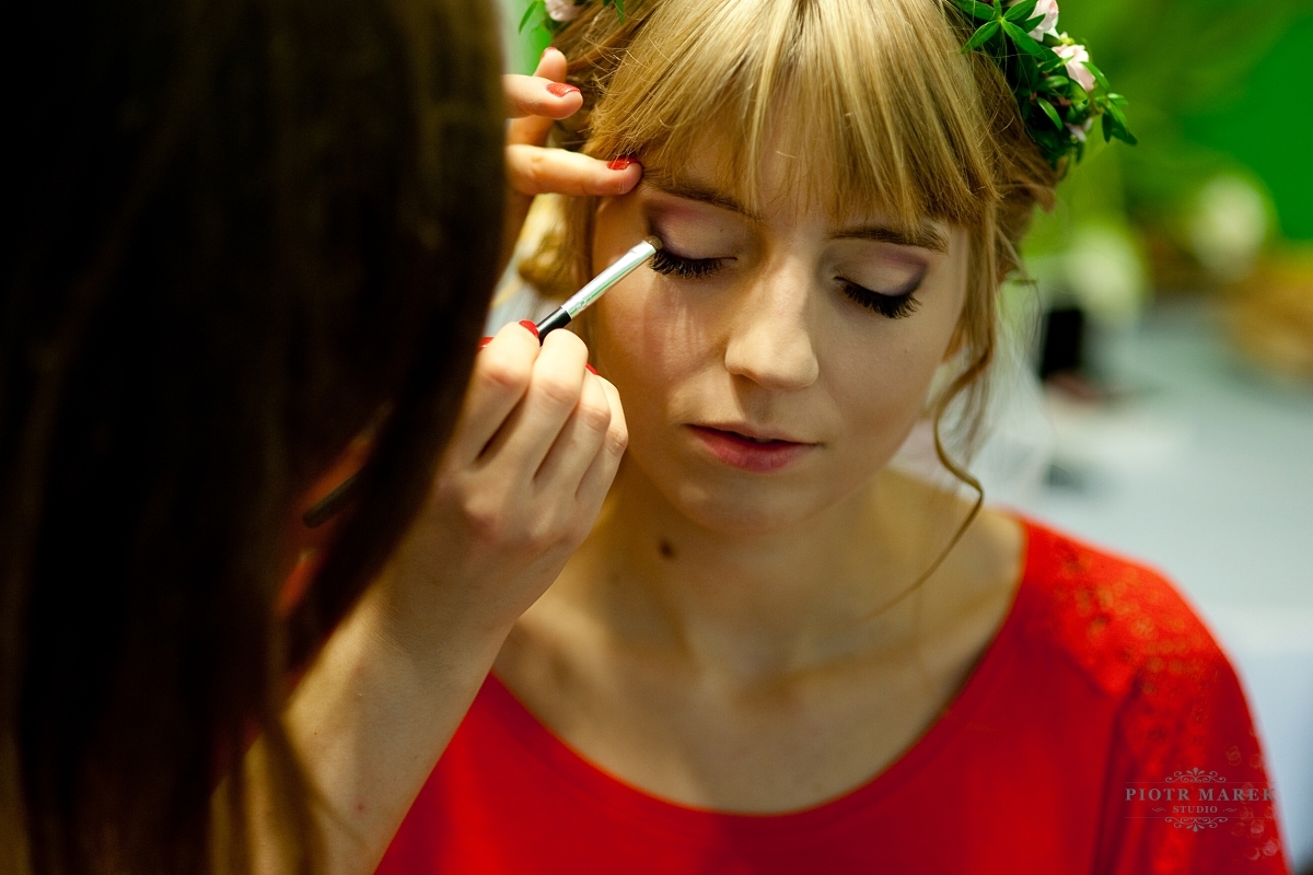 fotograf ślubny śląsk - Makijażystka wykonuje makijaż