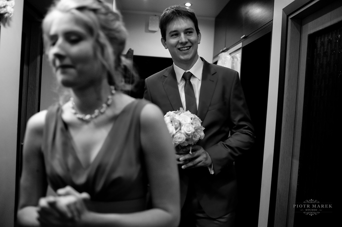 fotografia ślubna śląsk - Pan mlody wkracza do mieszkania