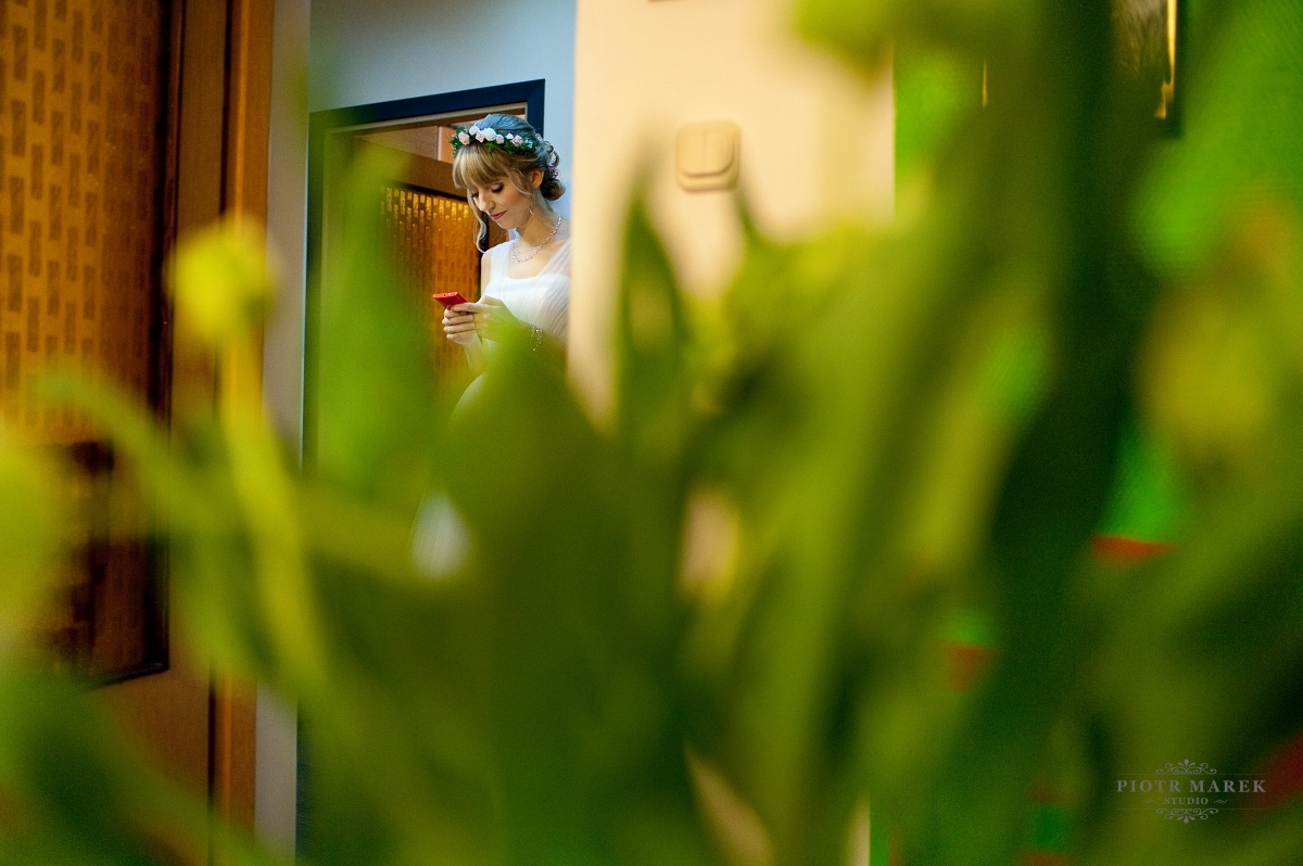 fotografia ślubna zabrze - Pani mloda sprawdza telefon