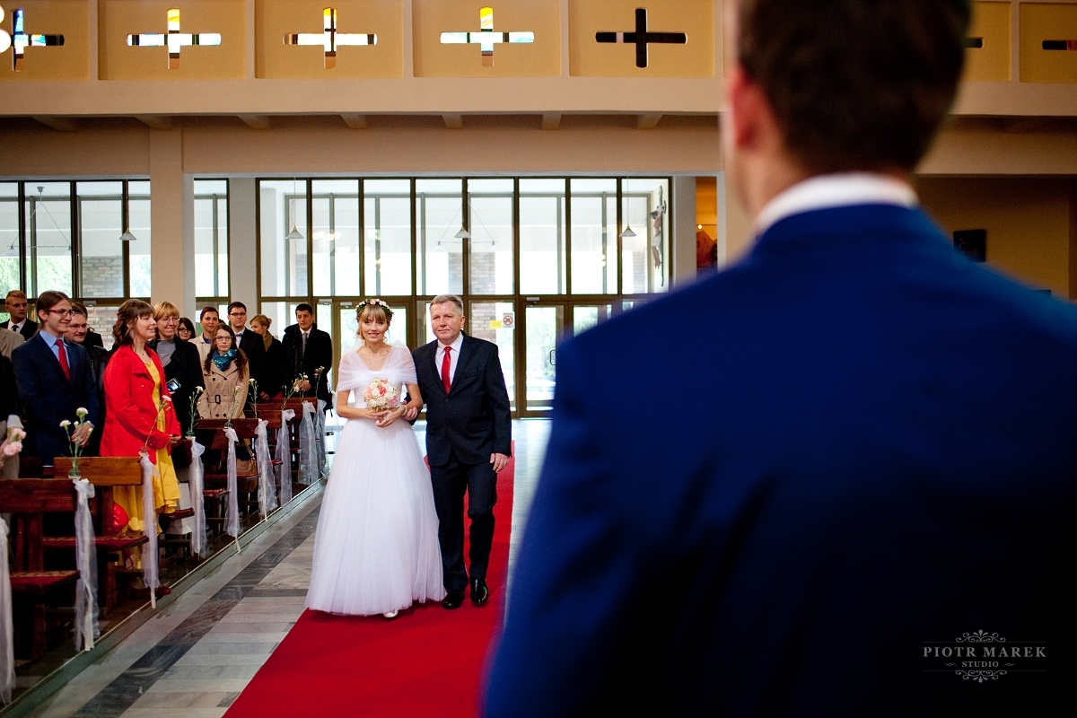 zdjęcia ślubne rybnik - Panna młoda jest już prawie przed ołtarzem