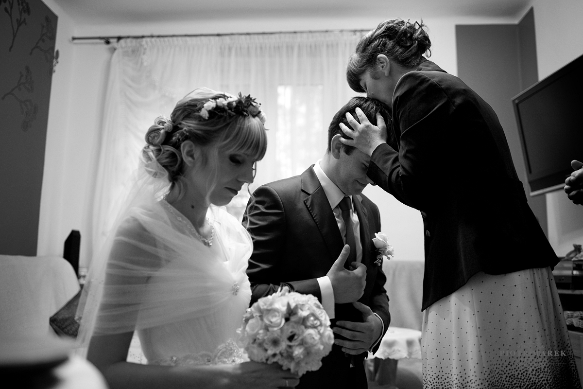 fotografia ślubna rybnik - Rodzice dają blogoslawienstwo młodej parze