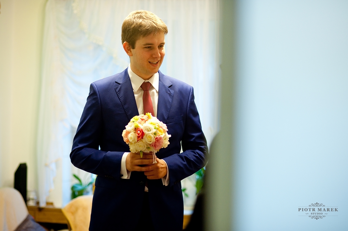 fotograf ślubny śląsk - Pan młody stoi z bukietem