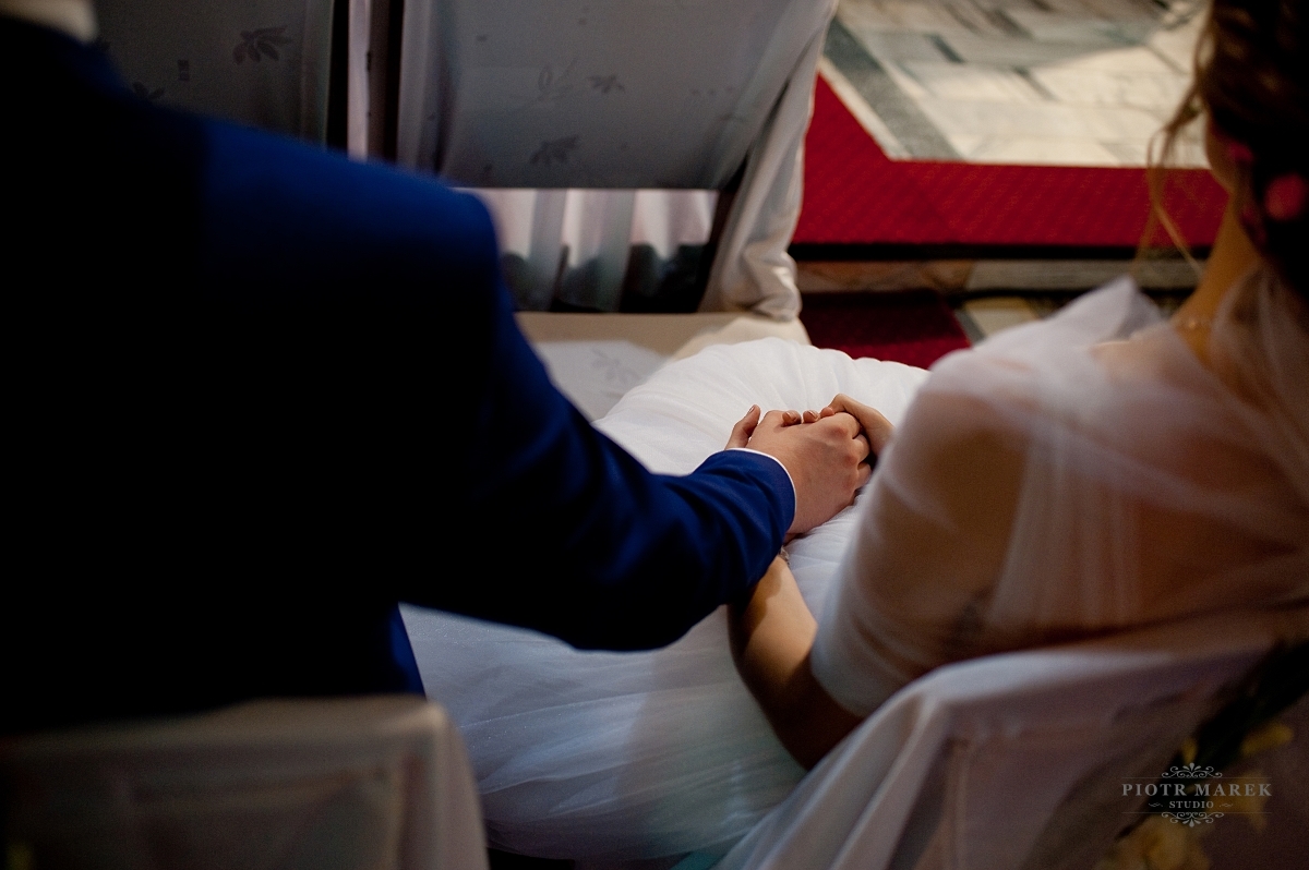 fotograf ślubny śląsk - Młody pan trzyma rękę pani młodej