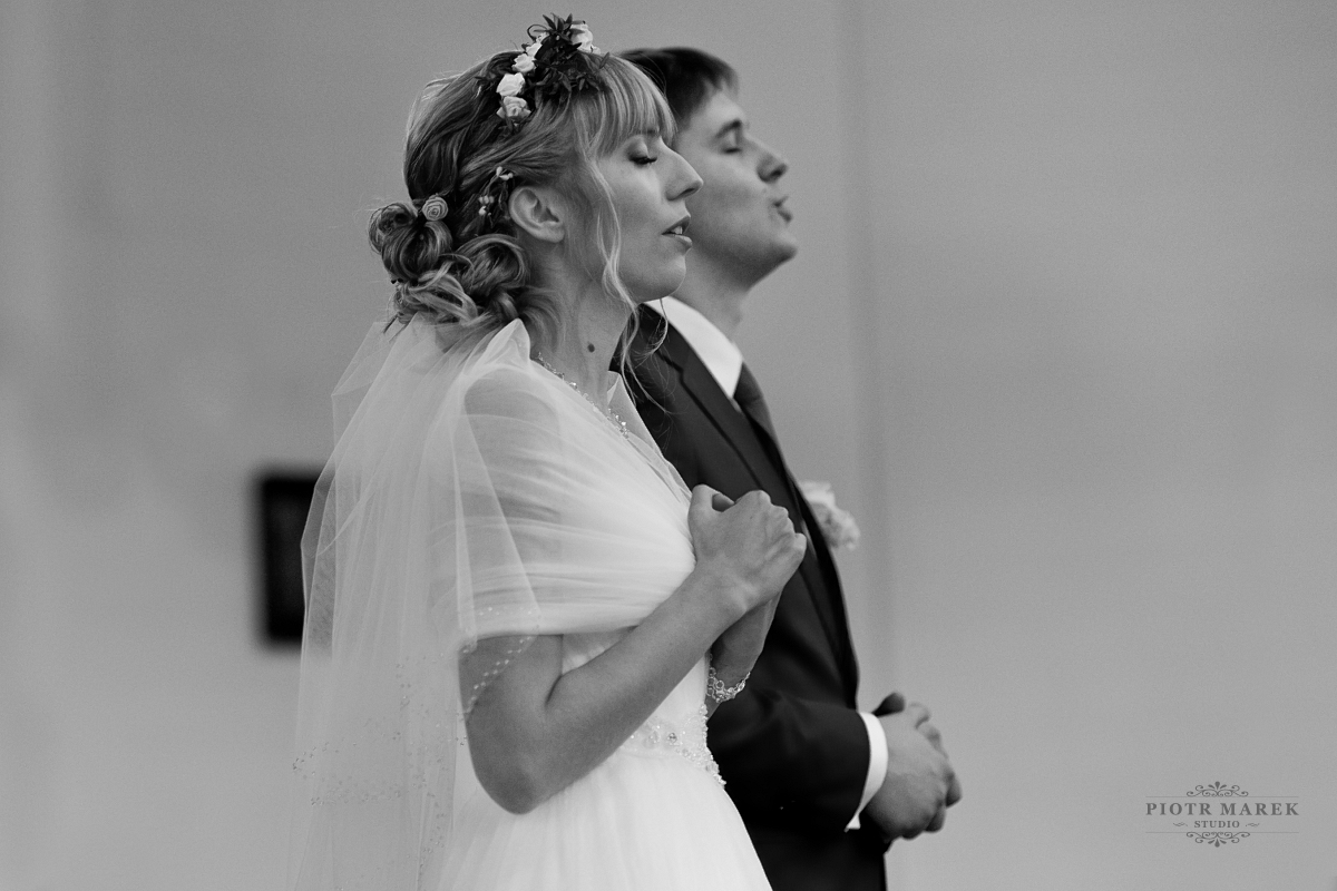 fotografia ślubna gliwice - Młoda para razem się modli