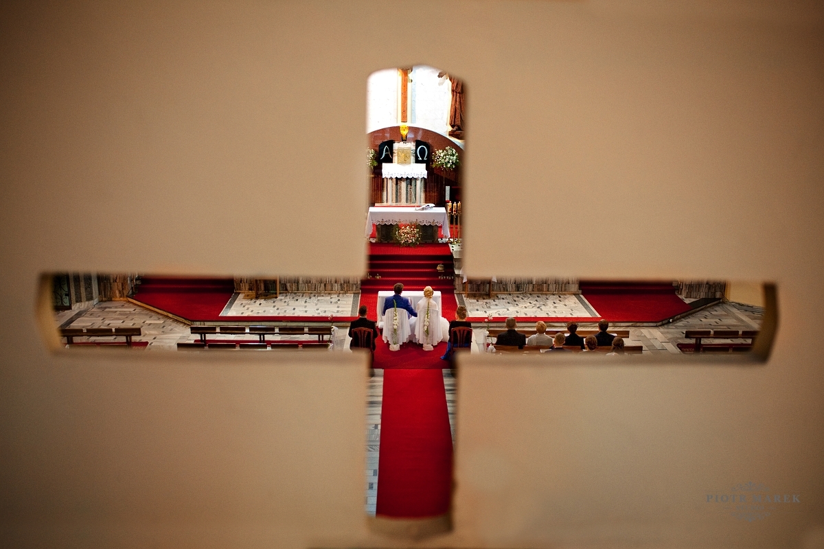 fotografia ślubna rybnik - Przez krzyż można zobaczyć oltarz