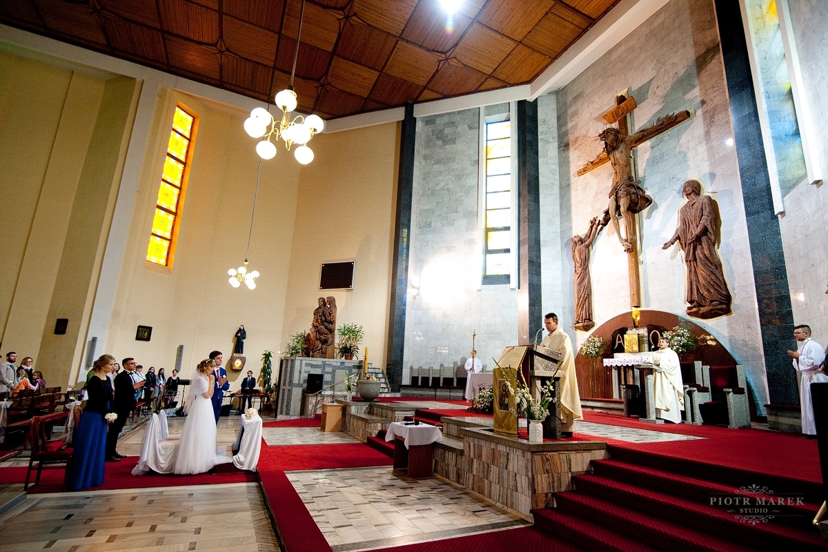 fotografia ślubna śląsk - Ksiądz wygłasza przemowę