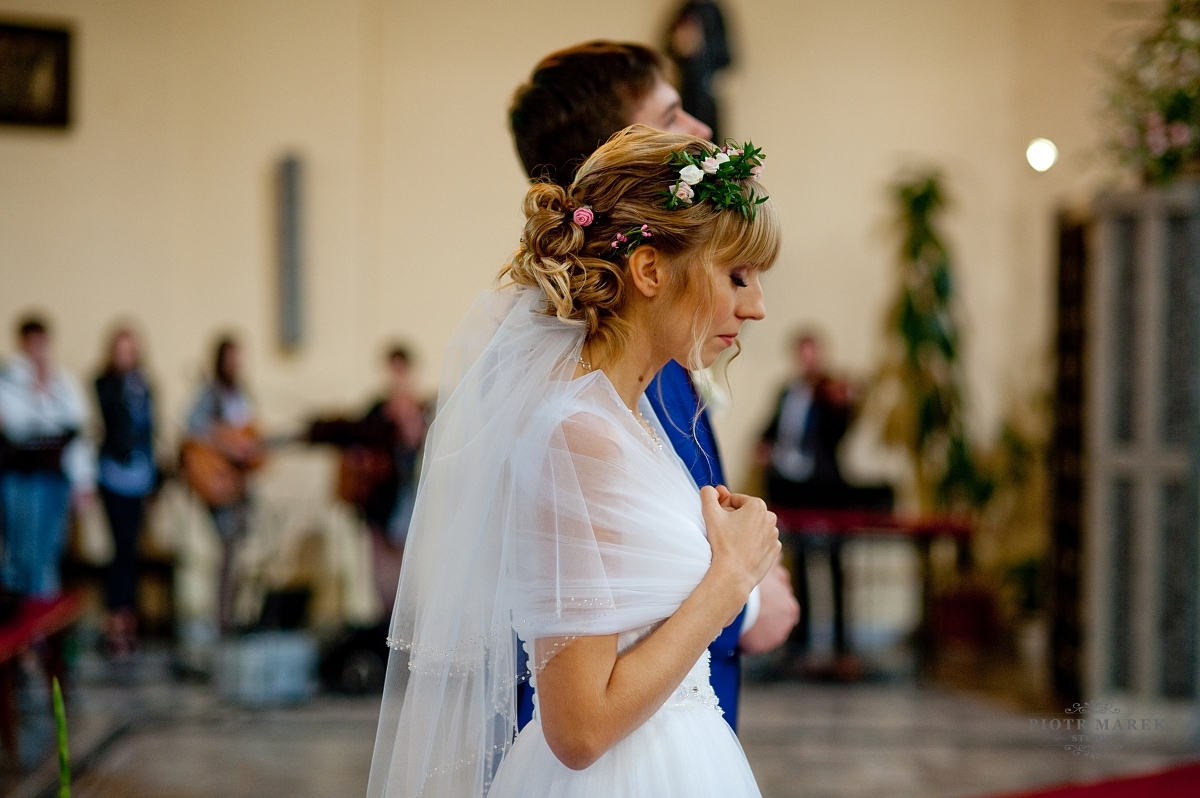 fotografia ślubna zabrze - Młoda para modli się