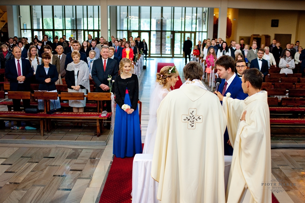 fotografia ślubna sosnowiec - Młoda para składa sobie przysięgę małżeńską