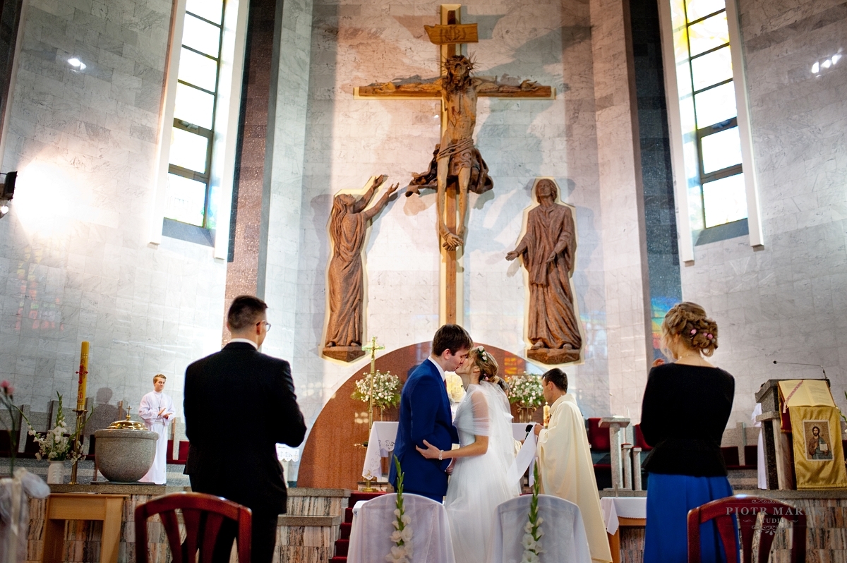 fotografia ślubna gliwice - Pierwszy pocałunek jako małżenstwo