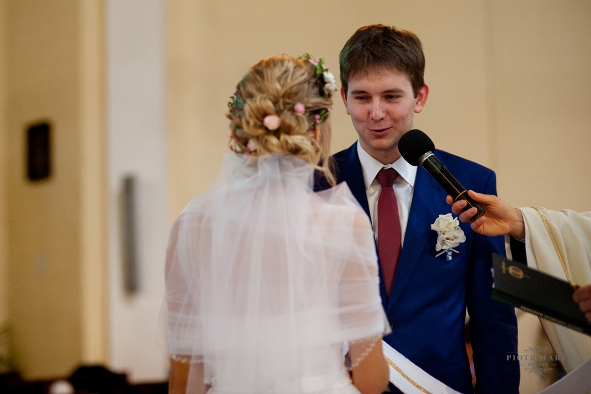 zdjęcia ślubne rybnik - Młody pan sklada przysięgę ślubną
