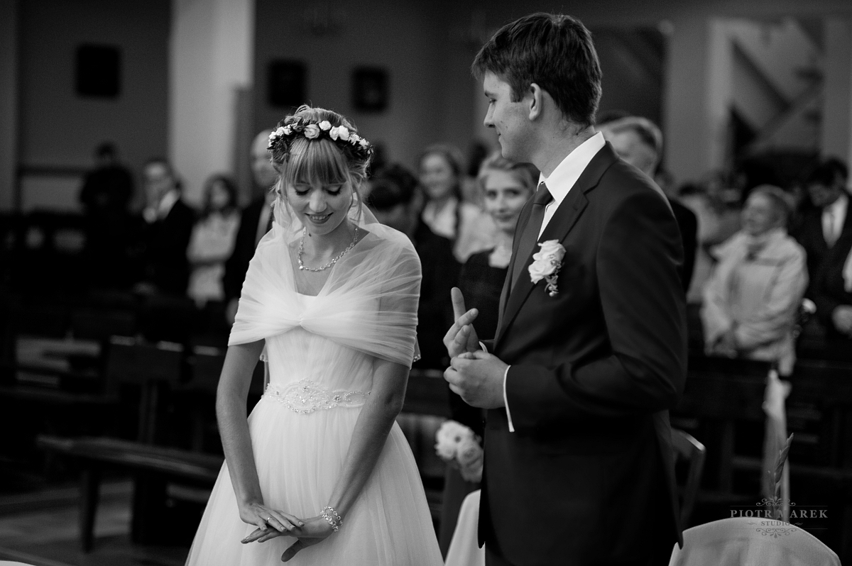 zdjęcia ślubne rybnik - Młody pan spogląda na pannę młodą