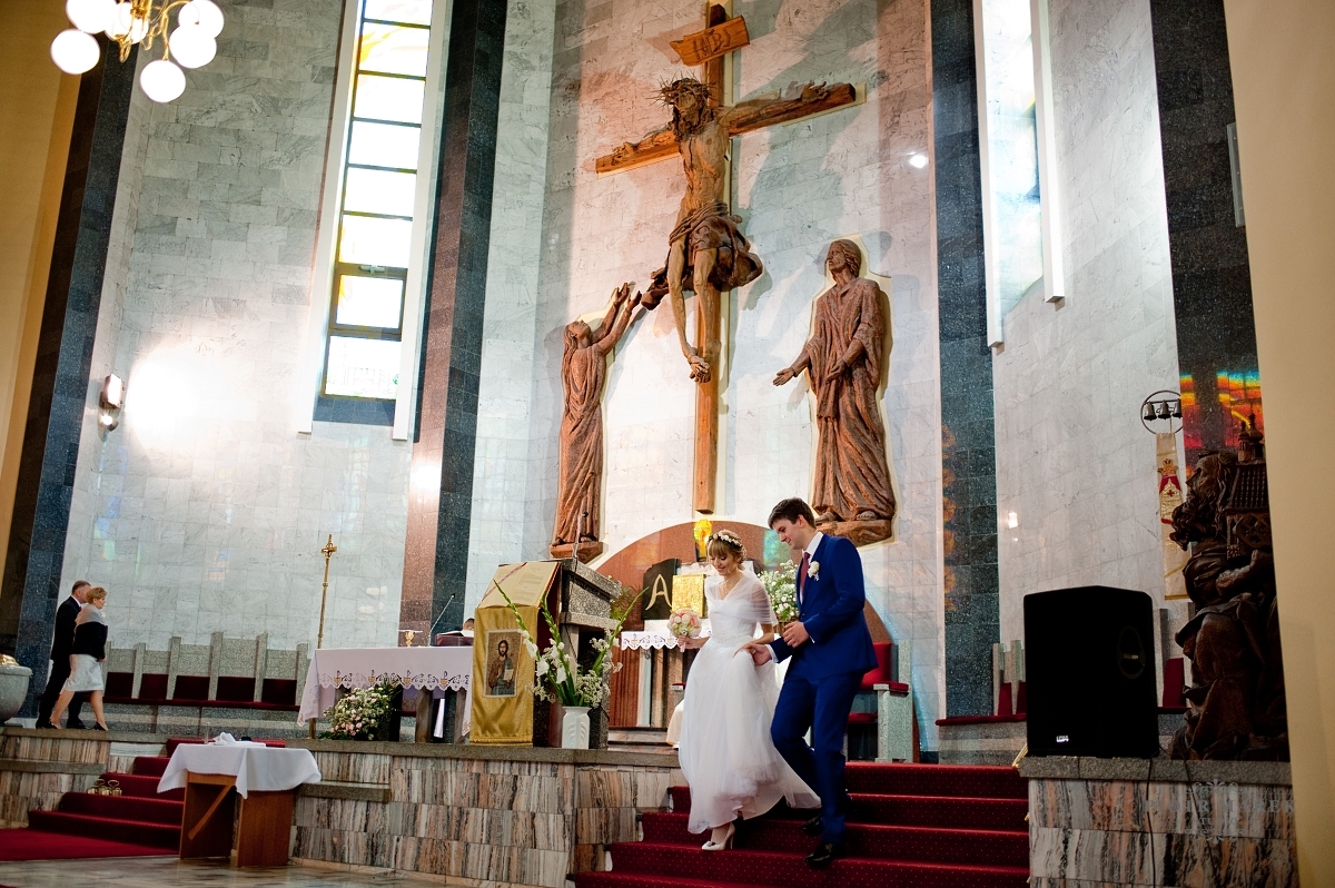 fotograf ślubny rybnik - Młoda para schodzi z ołtarza