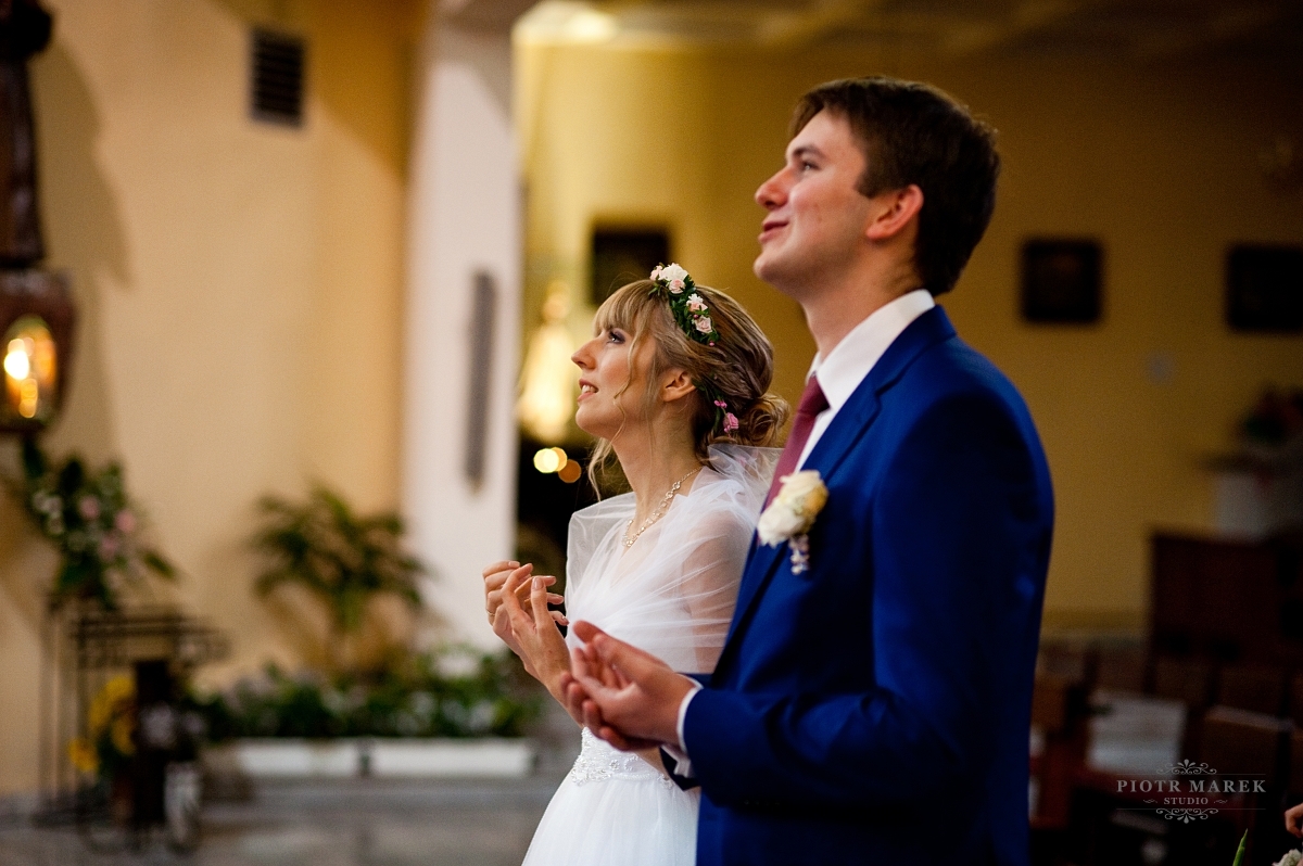 fotografia ślubna gliwice - Młoda para modli się