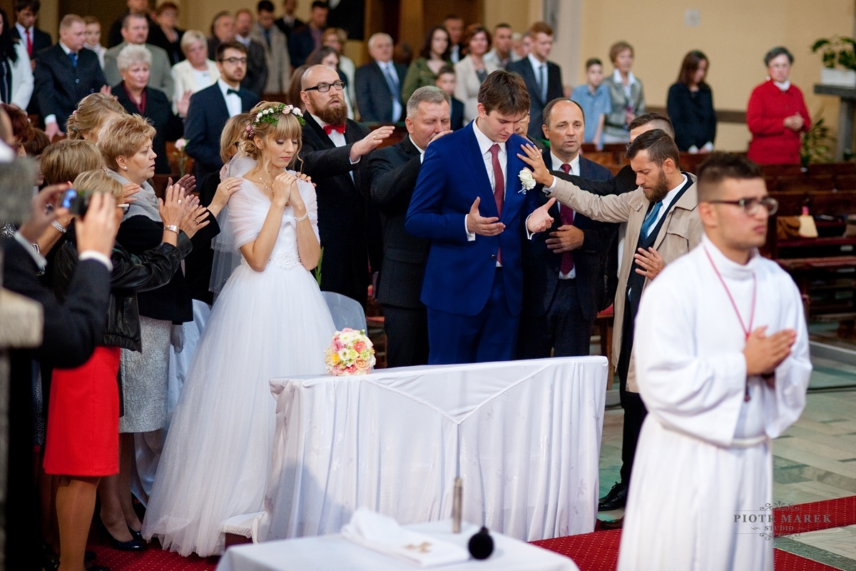 fotografia ślubna katowice - Młoda para modli się