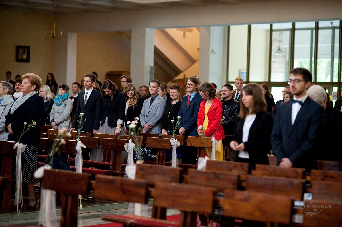 fotografia ślubna rybnik - Goście weselni w kościele