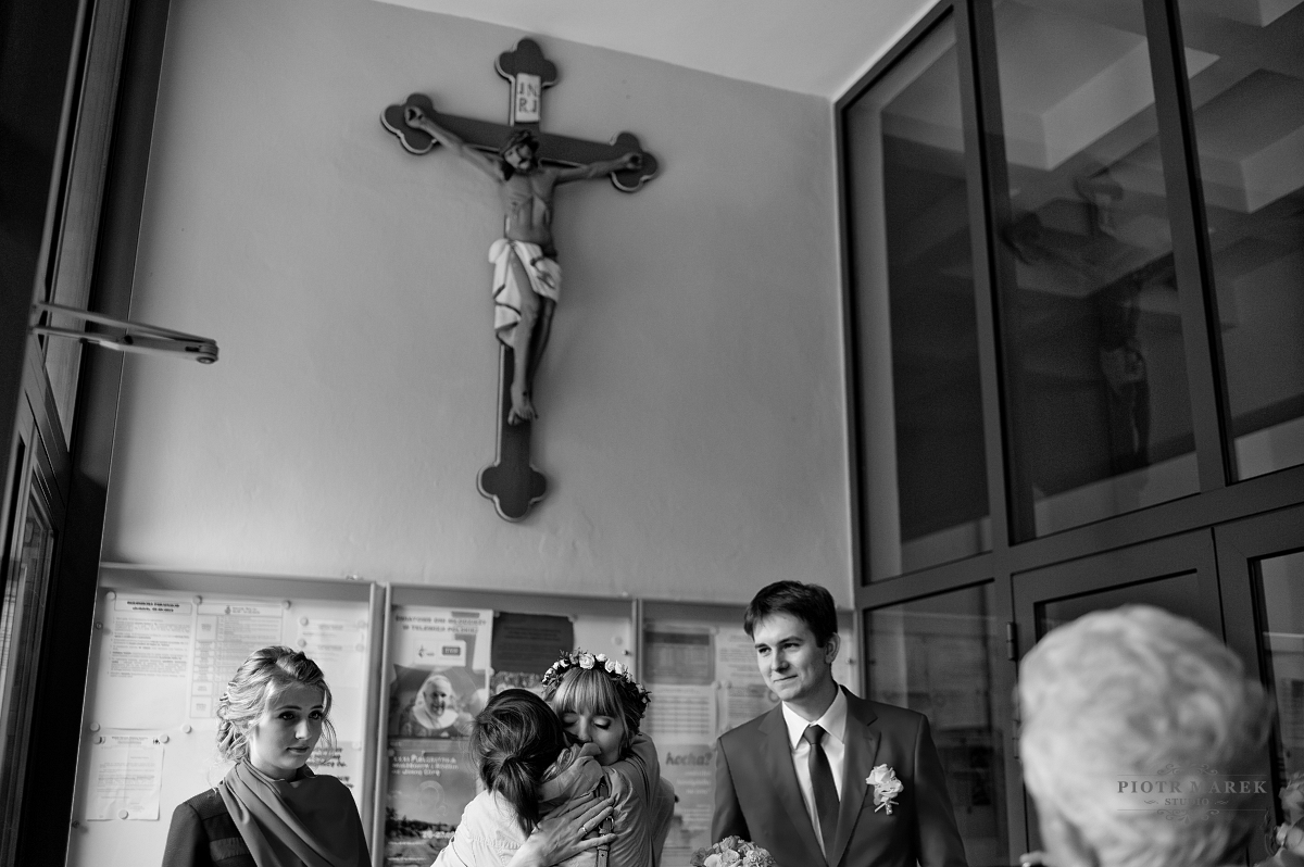 fotograf ślubny śląsk - Goście składają gratulacje młodej parze