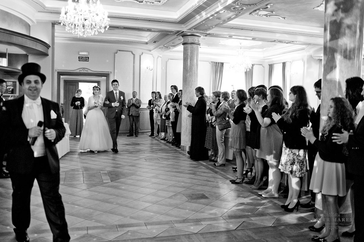 zdjęcia ślubne rybnik - Goście witają młodą parę