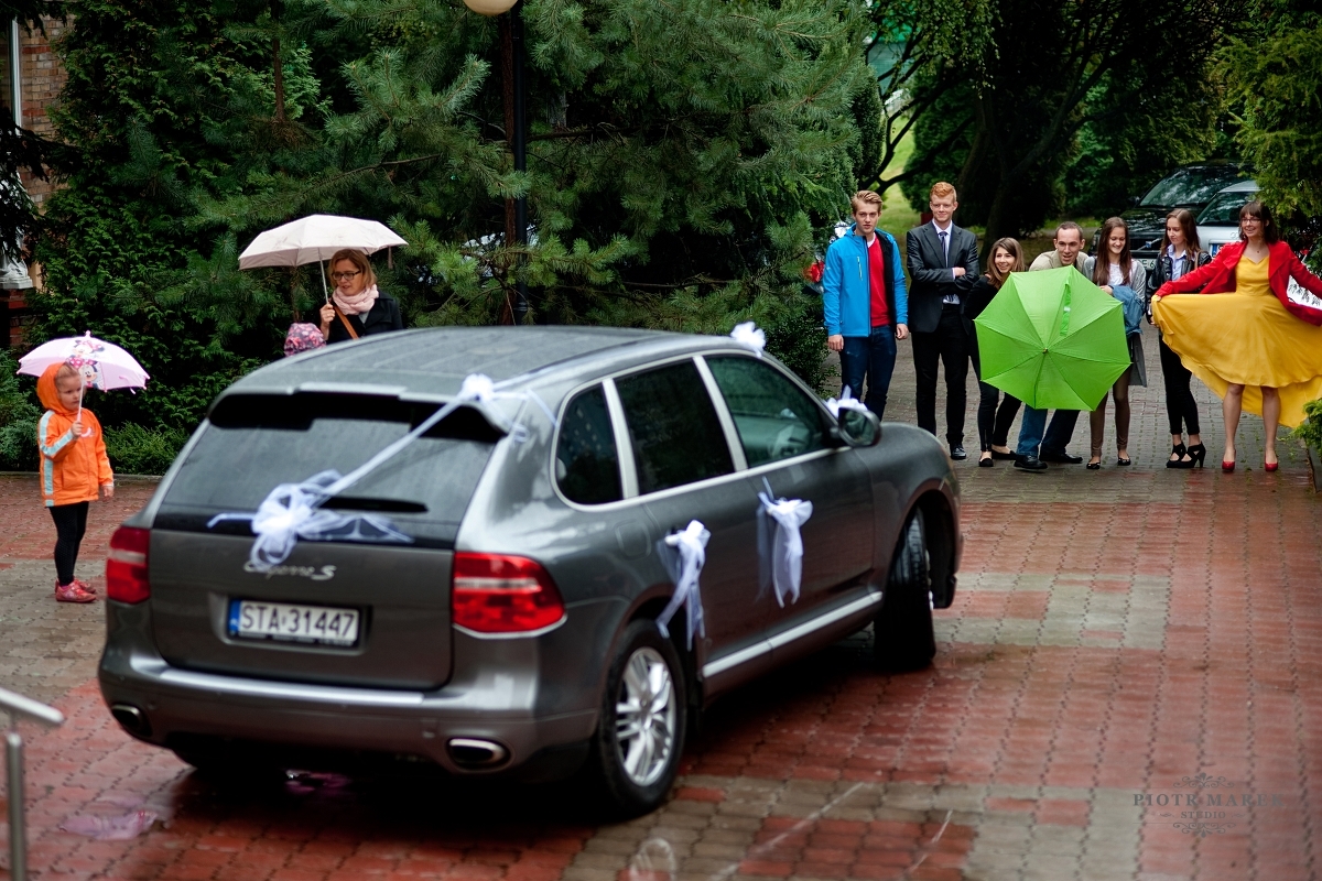 fotografia ślubna rybnik - Młoda para wraz z gośćmi udają się do lokalu
